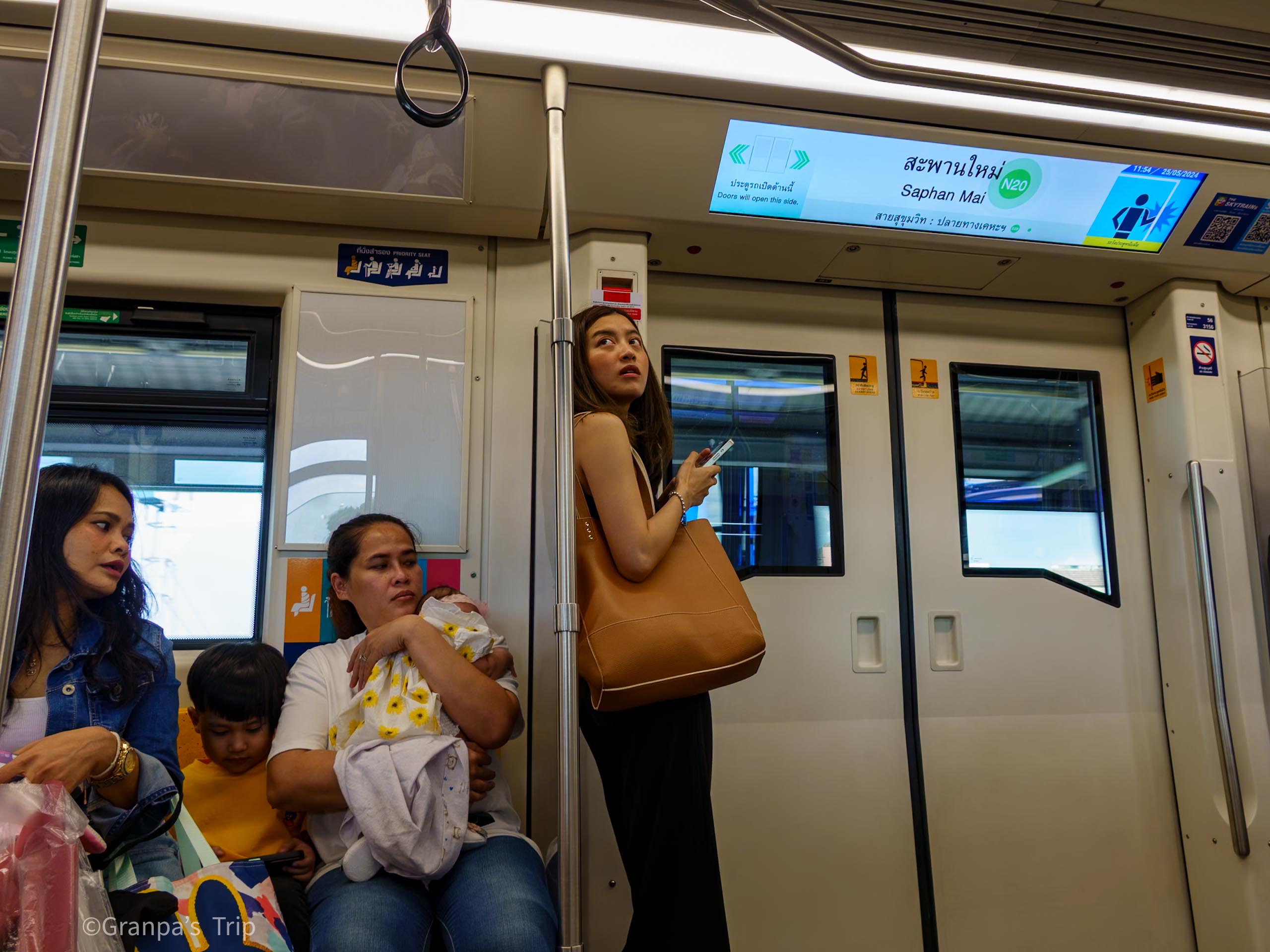 DSC-RX100M7 f/2.8 1/40sec ISO-100 9mm