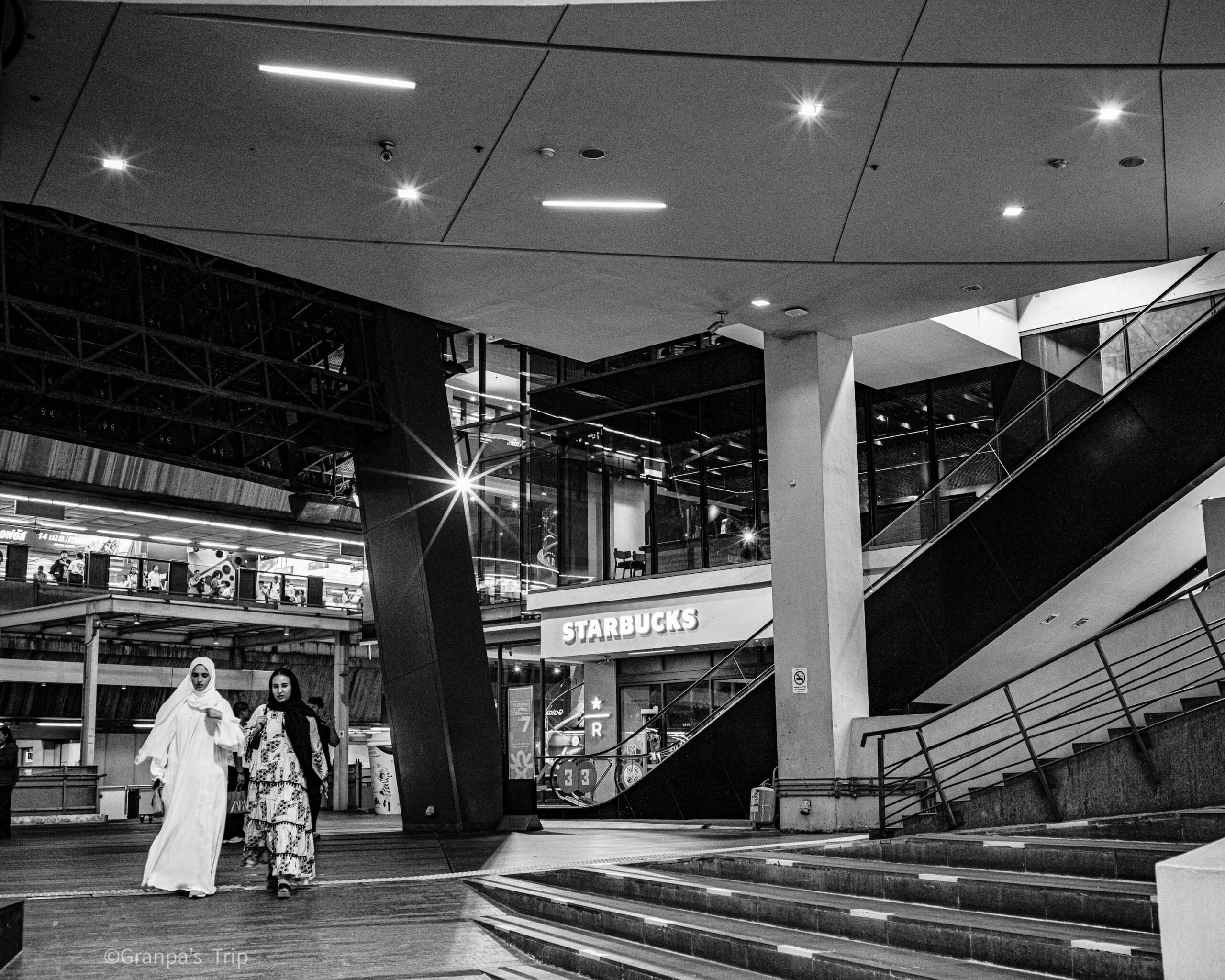 ILCE-7CR 1/50sec ISO-3200 ULTRON Vintage Line 35mm F2 Aspherical